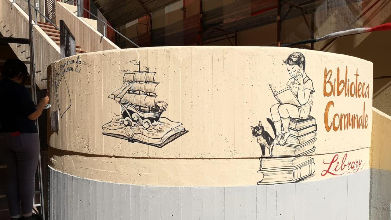 L'artista Elena Cannella durante la realizzazione del murale