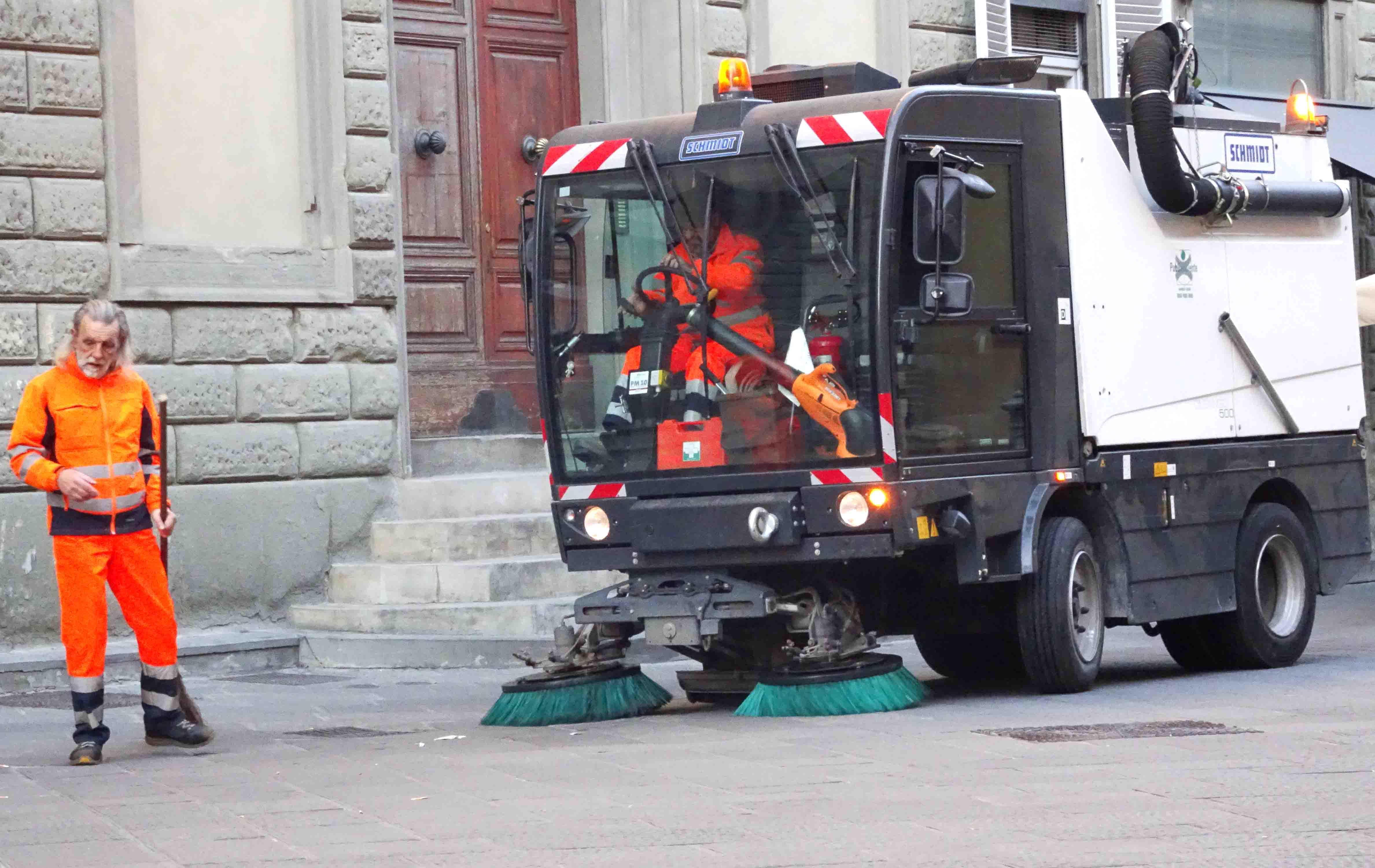 Un mezzo per la pulizia delle strade