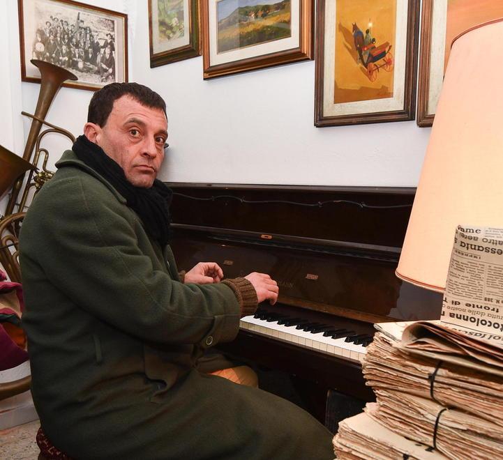 Squilla il telefono e sboccia una rosa: così il musicista fa omaggio alle signore - Video