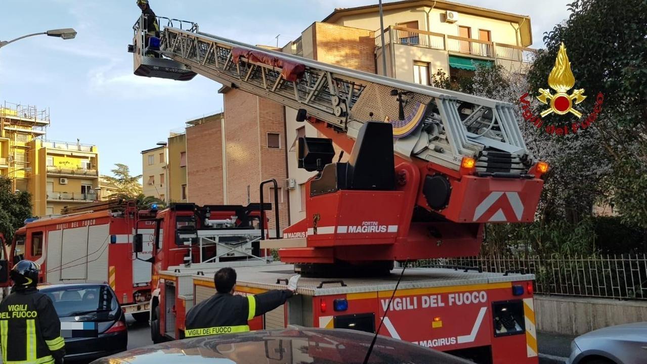 Minaccia di far saltare la casa con il gas: attimi di paura in città