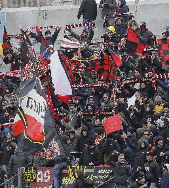Cinquecento tifosi a Pisa per sostenere la squadra 