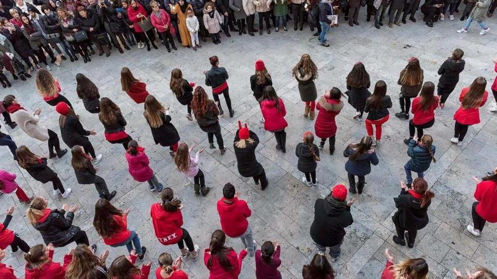 Un’onda di manifestazioni attraversano la Versilia