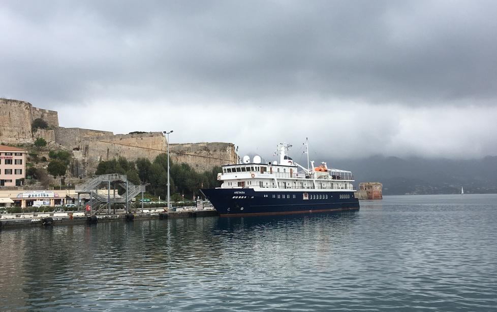 La piccola Arethusa è arrivata in rada 