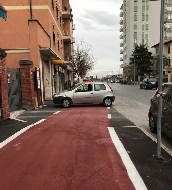 Ciclisti e pedoni sulla stessa pista Pd attacca: «Norme non rispettate» 