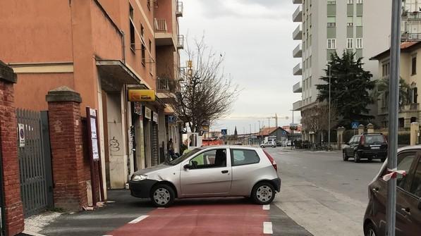 Ciclisti e pedoni sulla stessa pista Pd attacca: «Norme non rispettate»