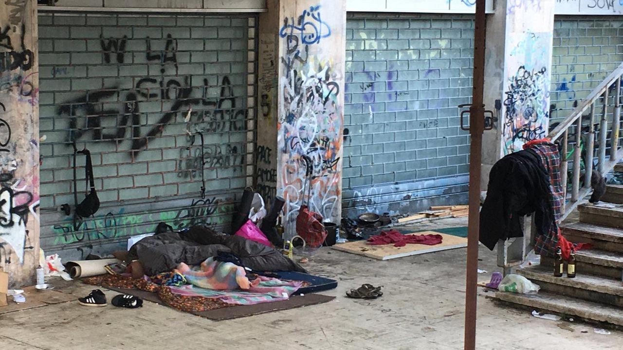 Viaggio nel Grand Hotel Disperazione: «Piazza Attias è abbandonata da tempo»