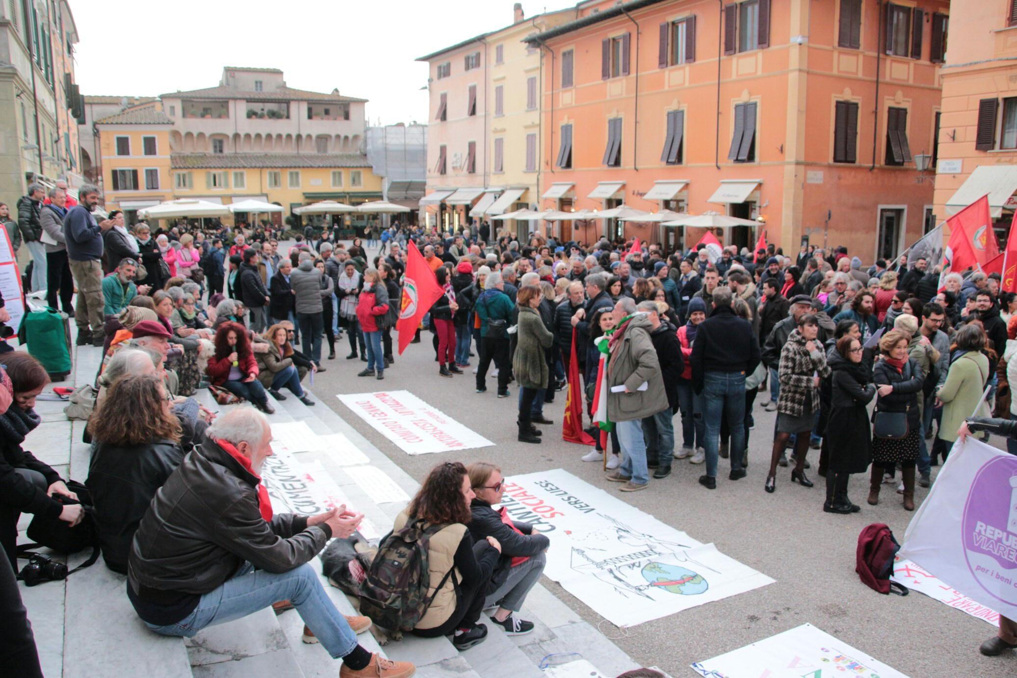 Presidio in piazza contro il libro che offende i partigiani - Video