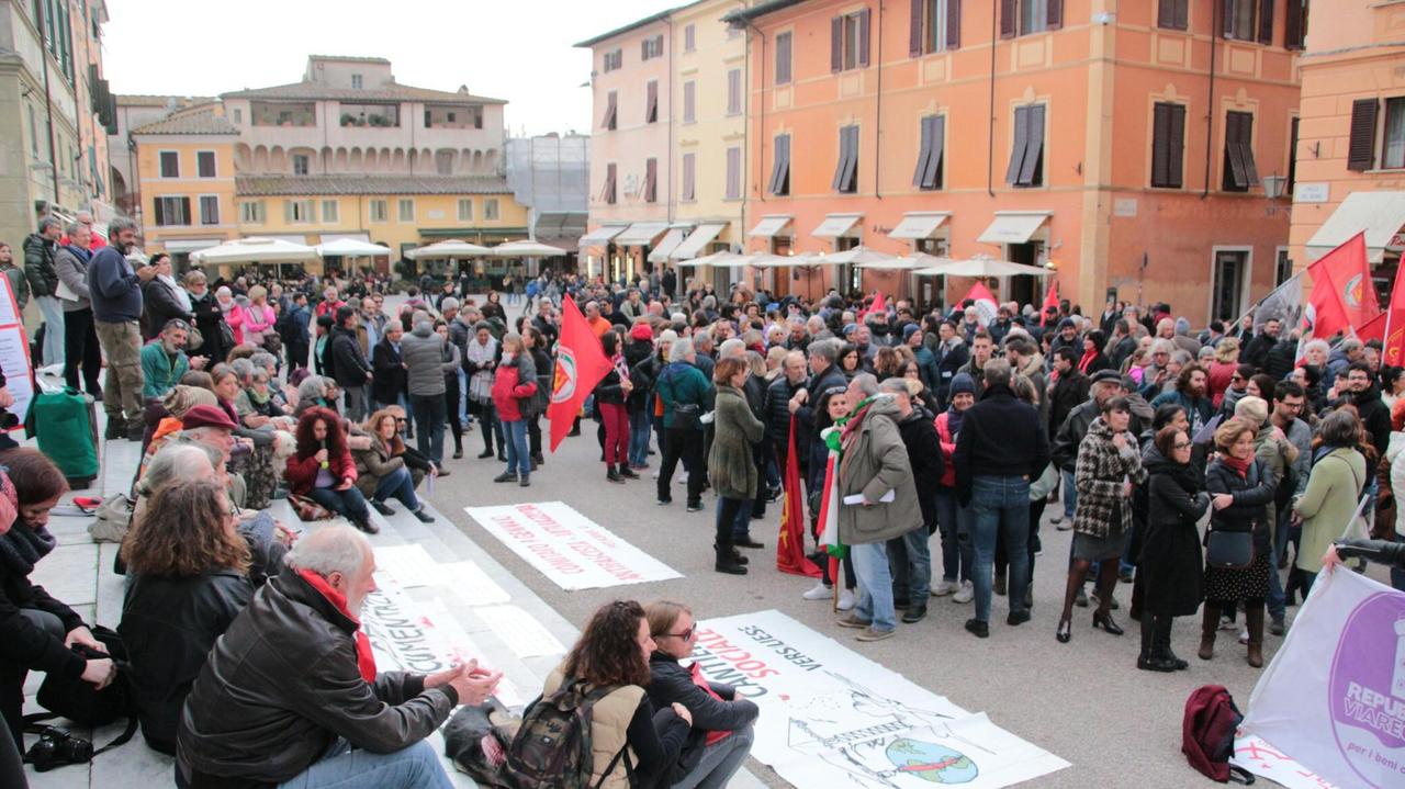 Presidio in piazza contro il libro che offende i partigiani - Video