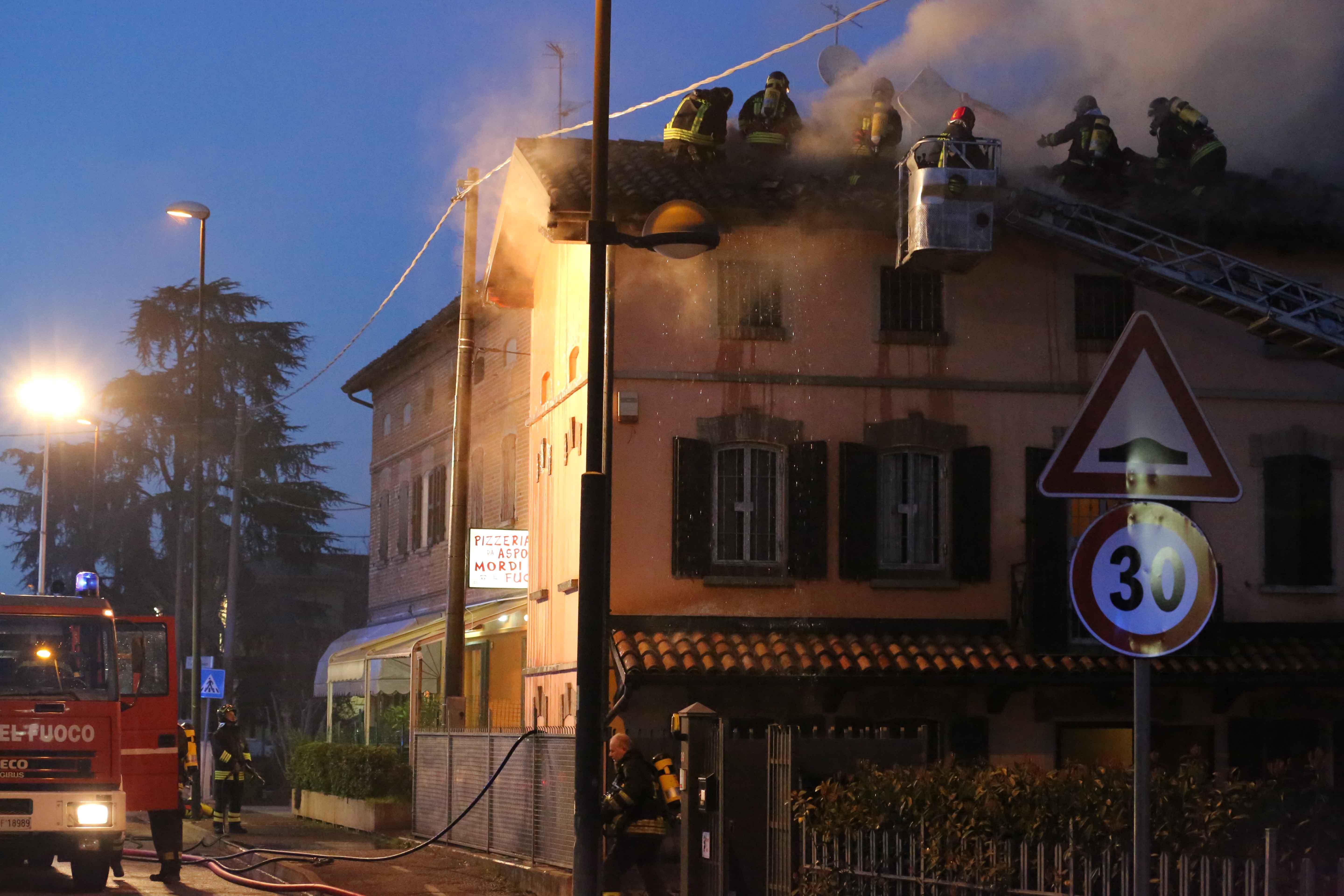 Incendio sul tetto in una abitazione di Massenzatico