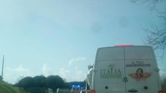 Auto contro ambulanza traffico in tilt e code