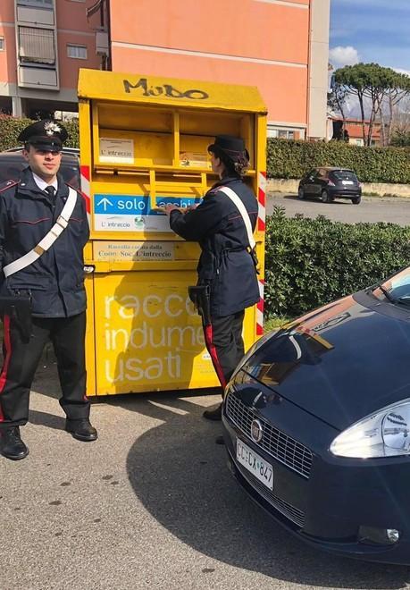 Rubano i vestiti dalla campana per la raccolta Due arrestati 