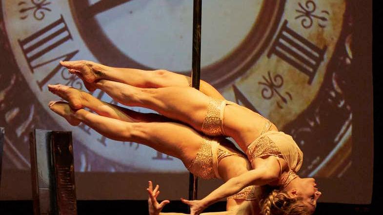 Due giovani versiliesi incantano con le esibizioni di Pole dance