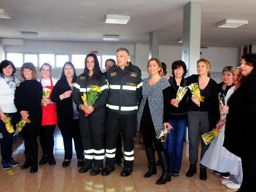Mimose per la prima vigile del fuoco donna: «Ho superato le stesse prove degli uomini»