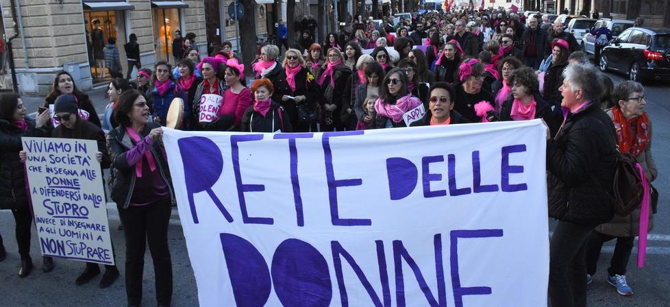 No alla violenza, sì ai diritti In centinaia al corteo per ricordare le vittime 