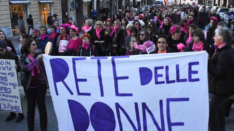 No alla violenza, sì ai diritti In centinaia al corteo per ricordare le vittime
