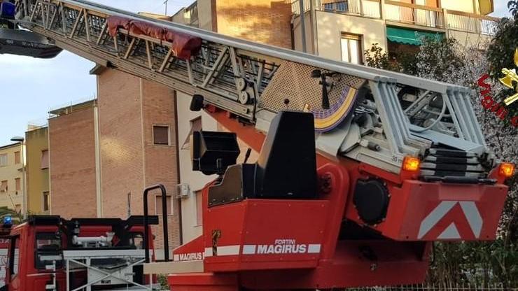 Discute con la badante e minaccia di far saltare in aria l’appartamento