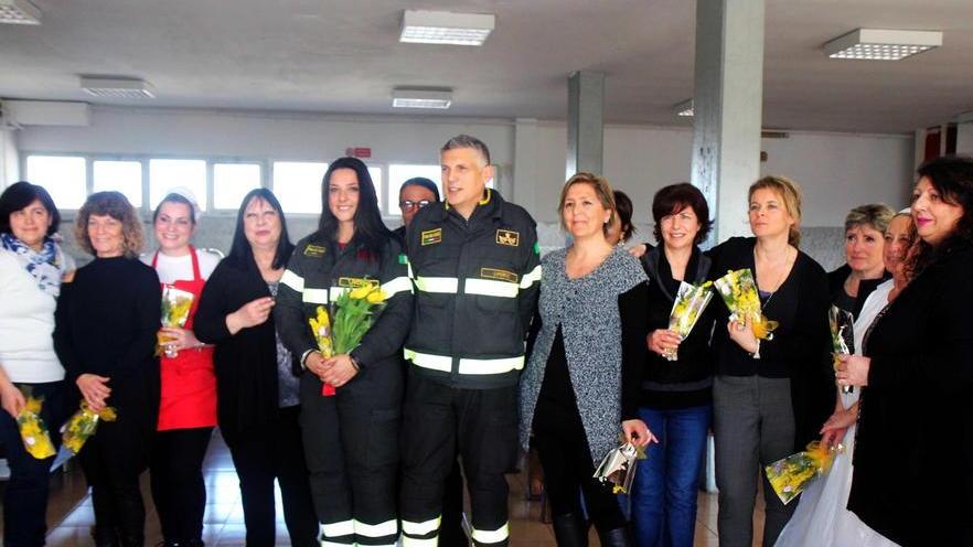 Mimose per la prima vigile del fuoco donna: «Ho superato le stesse prove degli uomini»