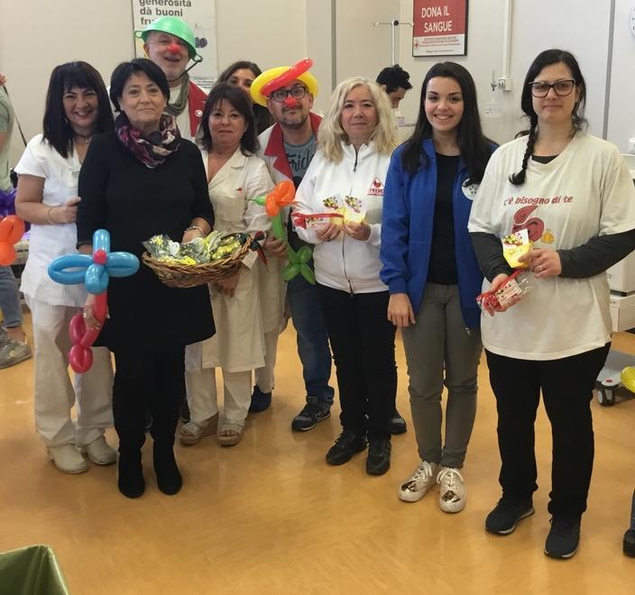 Mazzi di fiori all’ospedale per le donatrici di sangue 