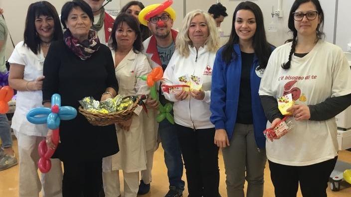 Mazzi di fiori all’ospedale per le donatrici di sangue