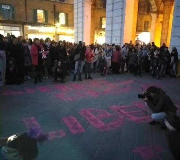 Maxi corteo, scritte e minacce di denuncia