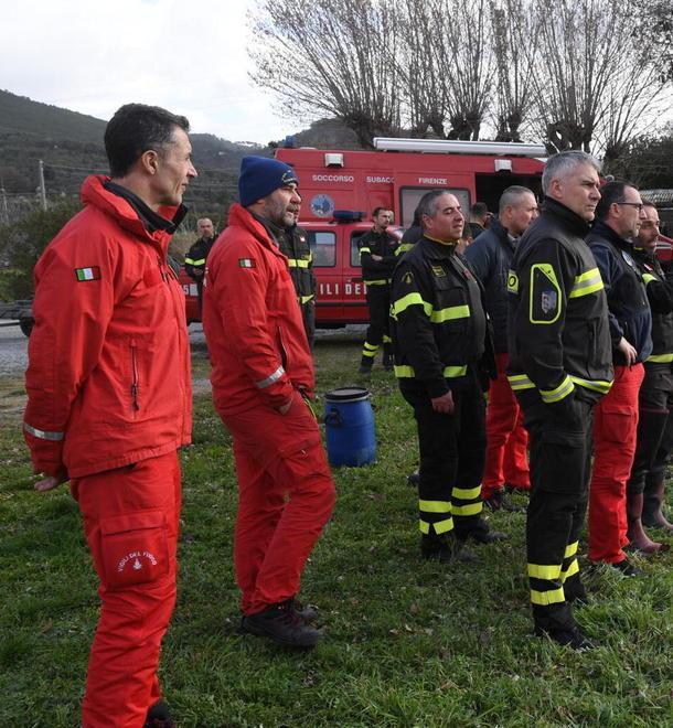 Lo vedono gettarsi dal ponte trovato dopo ore di ricerche 
