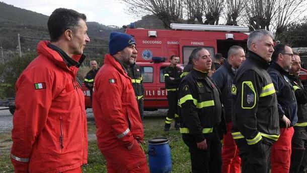 Lo vedono gettarsi dal ponte trovato dopo ore di ricerche
