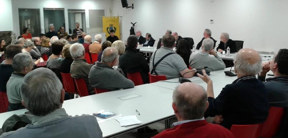 Folla in municipio pressa le istituzioni «Salvate l’ospedale» 