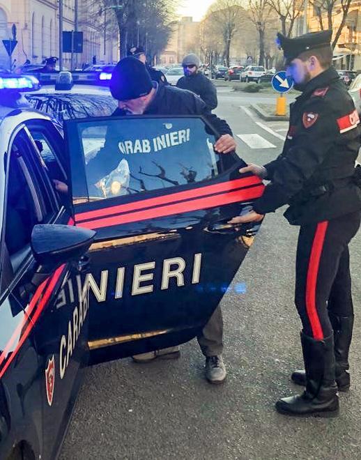 Inseguito in via Mayr ingoia la cocaina Arrestato con 7 ovuli 