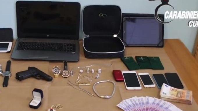 Finti finanzieri rubano in casa: arrestati