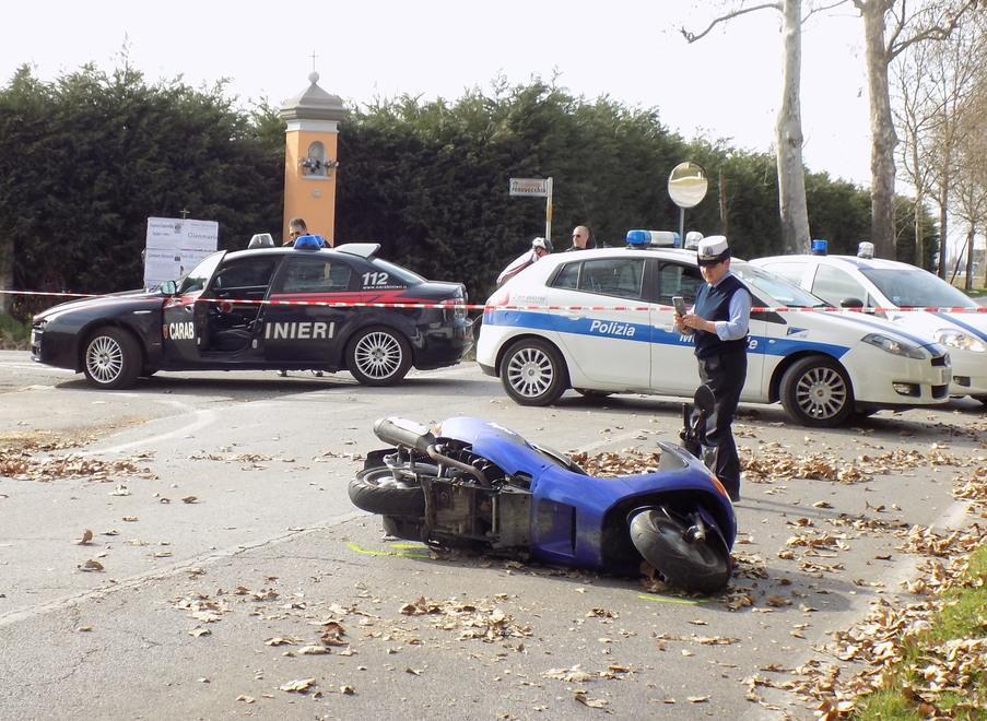 Frena e sbatte contro il bus: grave un diciassettenne 