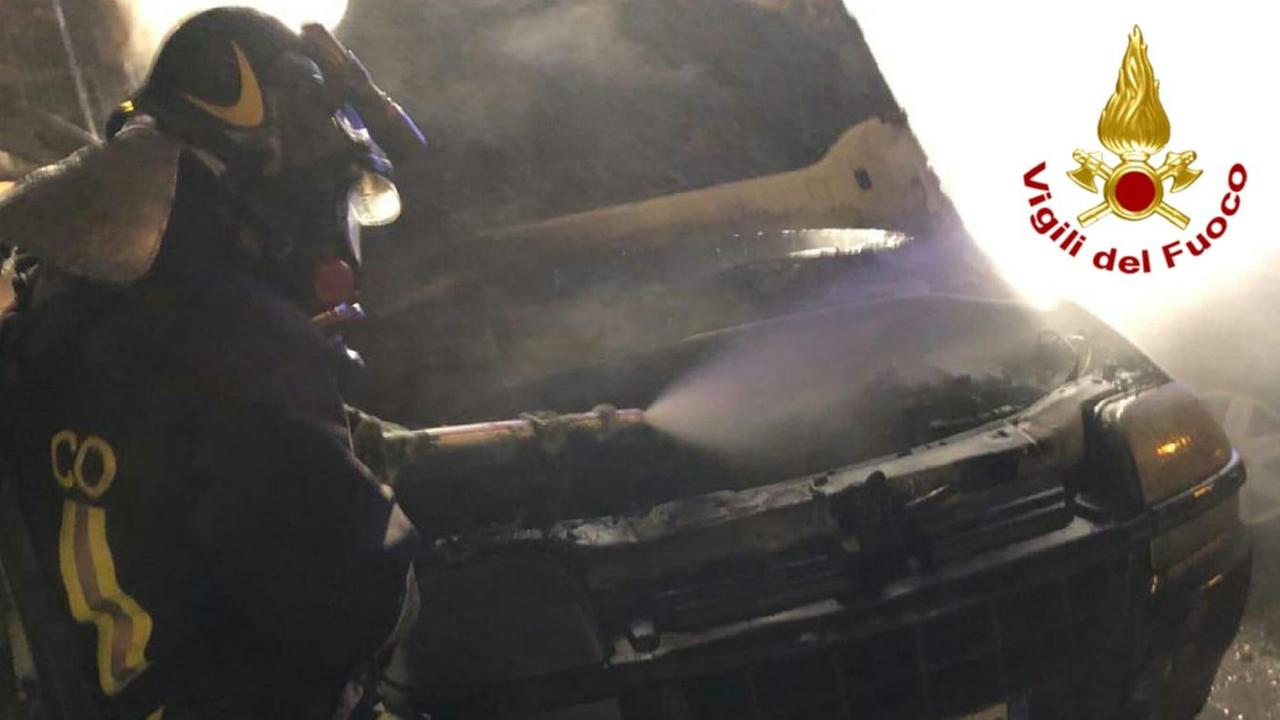 Una Bmw X1 distrutta dalle fiamme in via Settembrini
