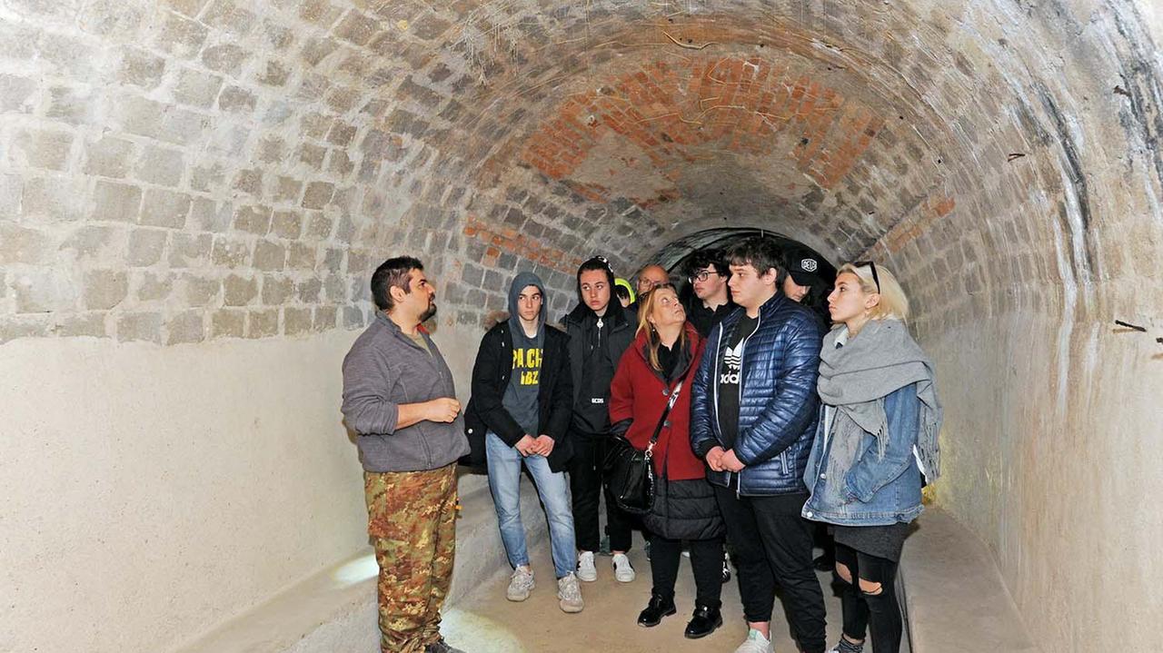 Gianpiero Vaccaro con gli studenti durante la visita