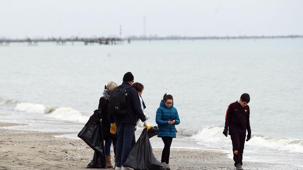 I volontari a pulire le spiagge