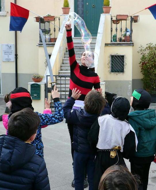 Bomboloni, pentolaccia maschere e trampolieri un Carneval profano di grande successo