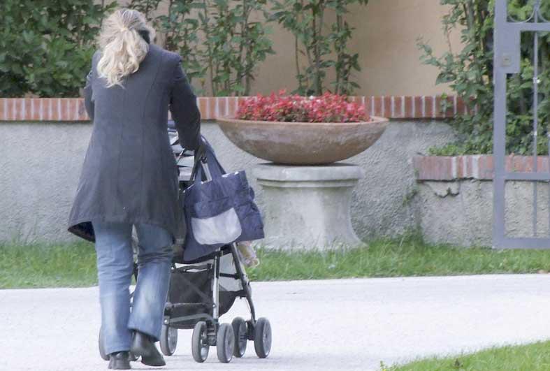 Una mamma con il figlio nel passeggino (Foto d'archivio)