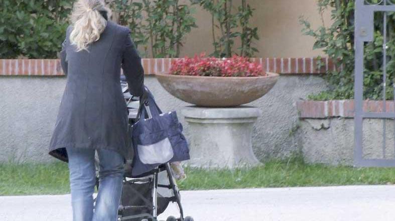 Una mamma con il figlio nel passeggino (Foto d'archivio)