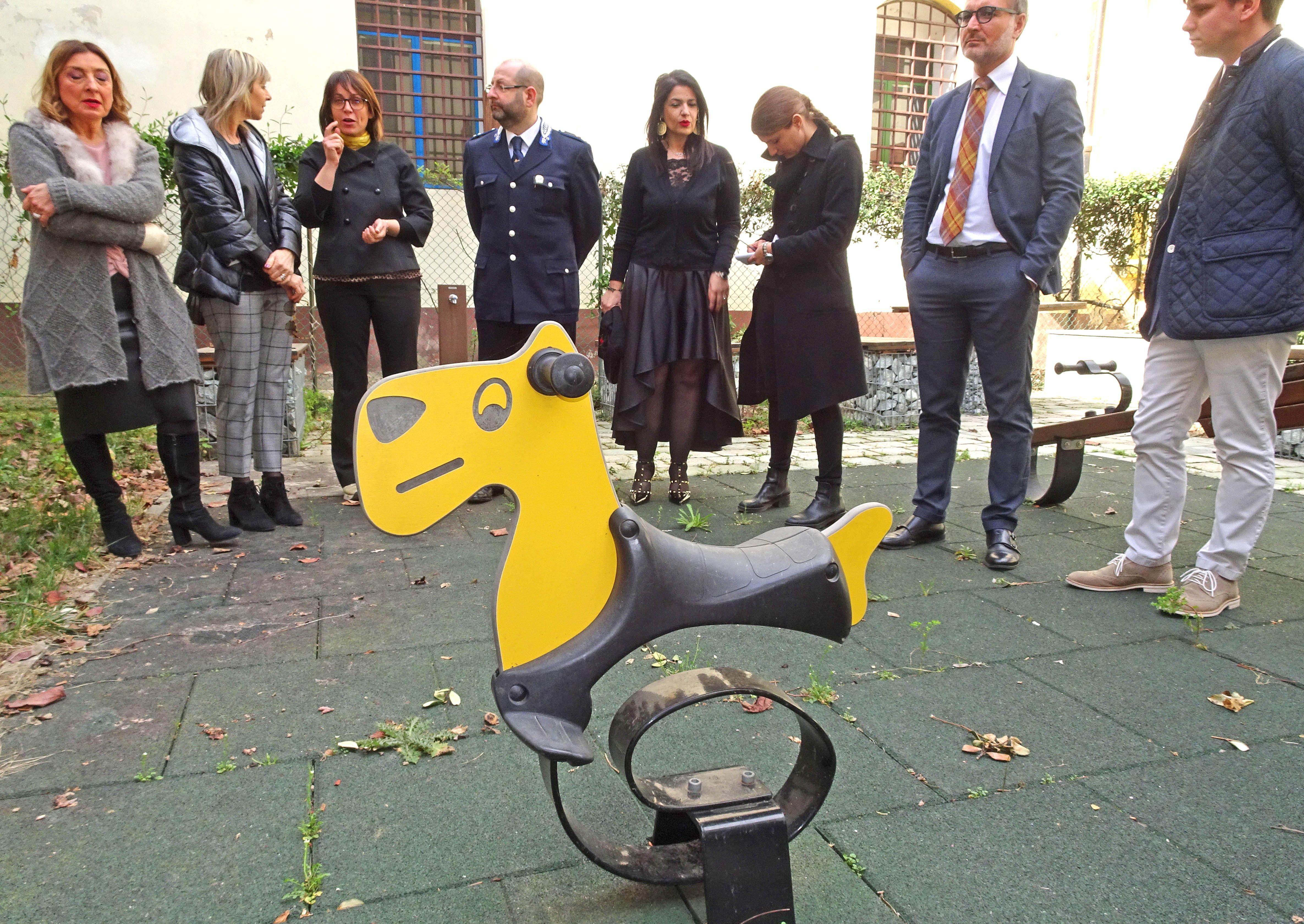 Gli avvocati e il personale del carcere nel giardino adibito ai colloqui fra detenuti e familiari