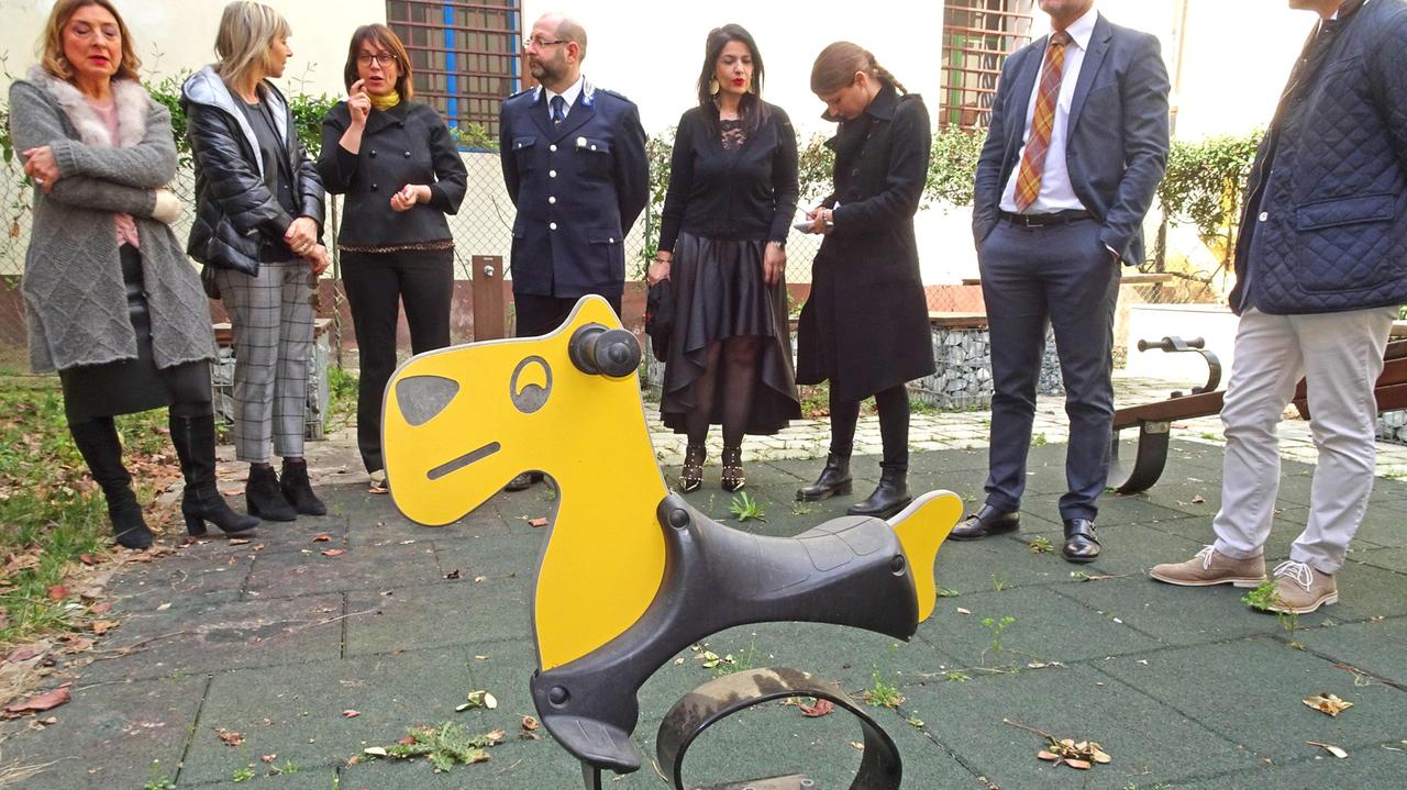 Gli avvocati e il personale del carcere nel giardino adibito ai colloqui fra detenuti e familiari