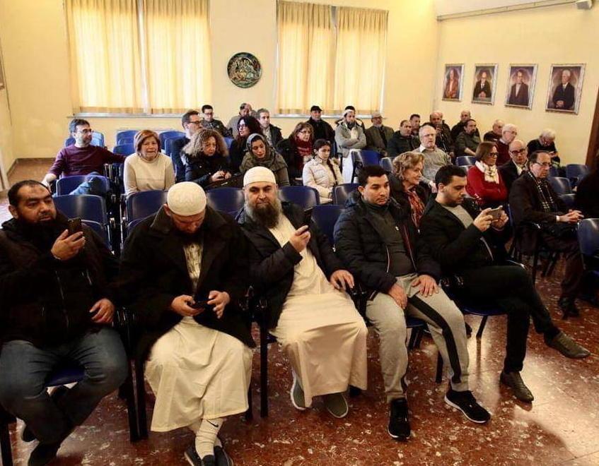 Il pubblico all’incontro tra la sindaca, l’imam e il proposto