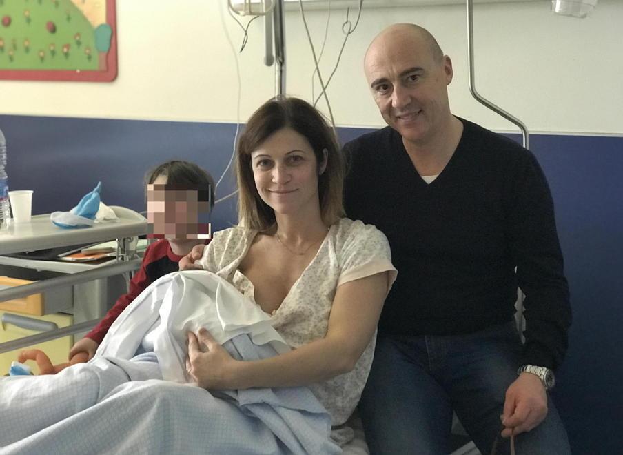 Un fiocco rosa sull’ambulanza: bimba nasce lungo la strada 