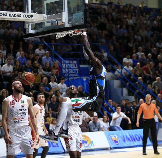 Mangok a canestro sotto lo sguardo di Crosariol e Mitchell