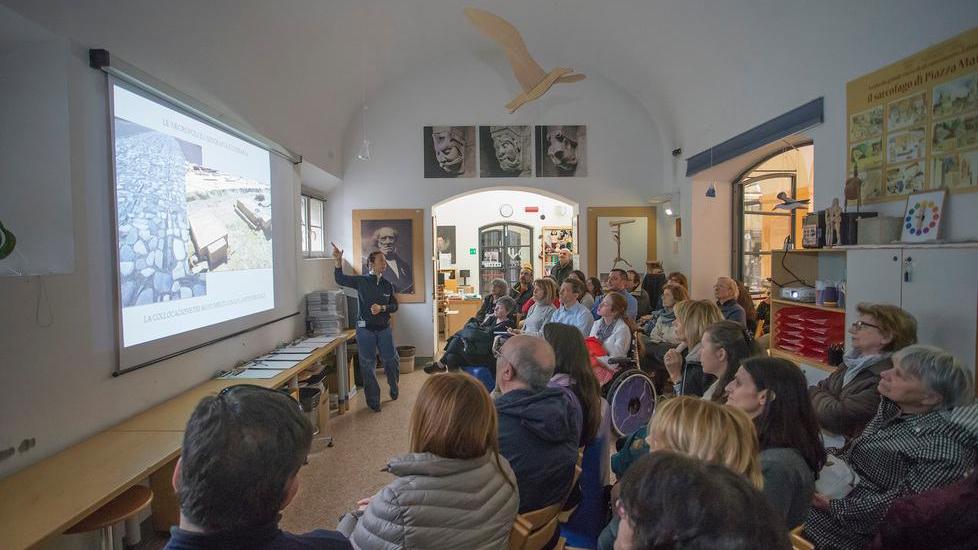 Modena. Una domenica a scuola di epigrafi «perché il sapere non basta mai»
