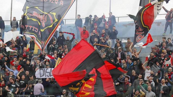 Lancio di sassi contro il treno dei tifosi diretti all’Arena Garibaldi