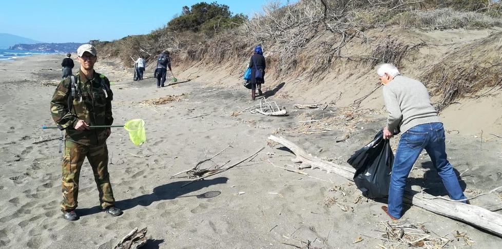 Via la microplastica Volontari in azione puliscono il litorale 