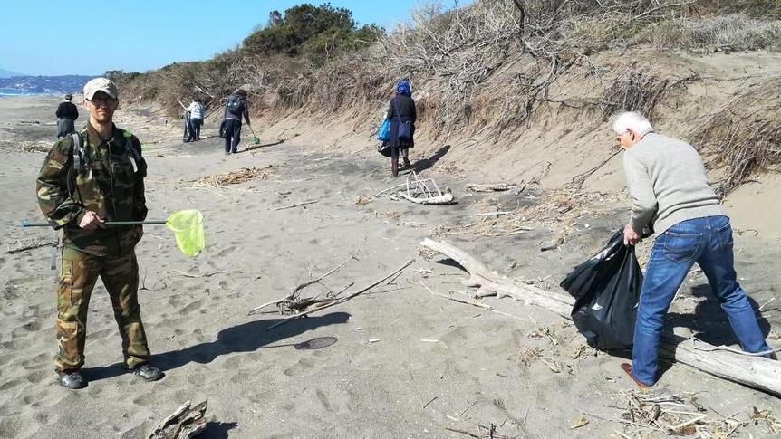 Via la microplastica Volontari in azione puliscono il litorale