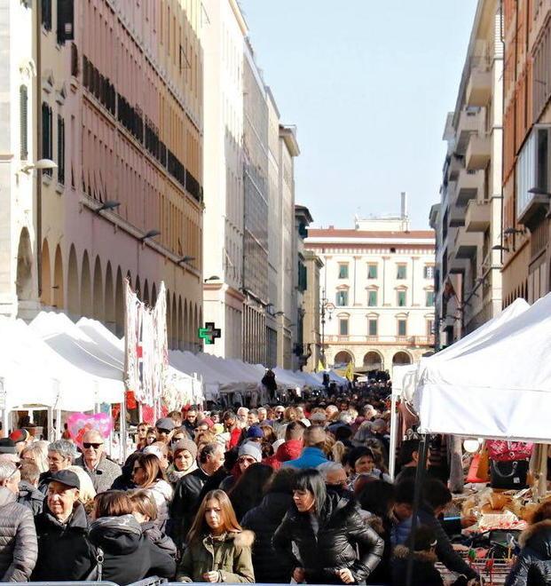 Stop ai mercatini in città La Regione al Comune «Le norme sono chiare» 