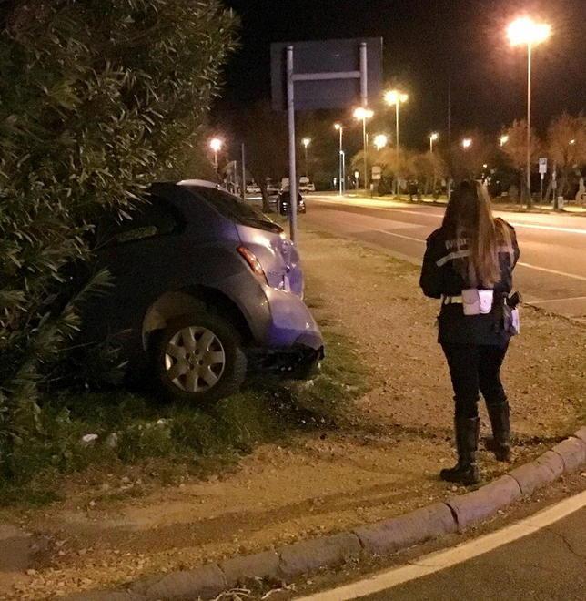 Auto finisce nell’aiuola dopo lo scontro 