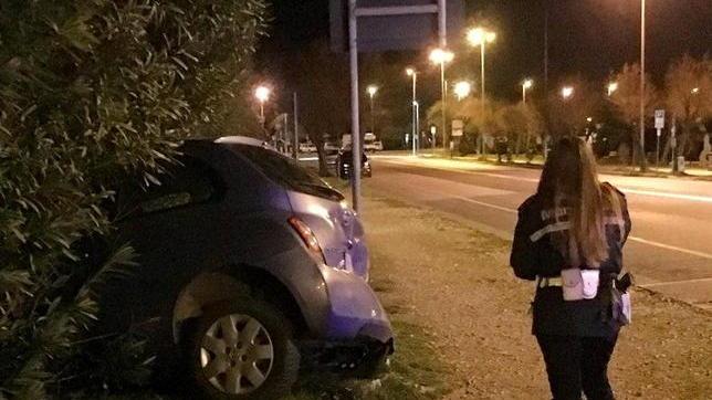 Auto finisce nell’aiuola dopo lo scontro