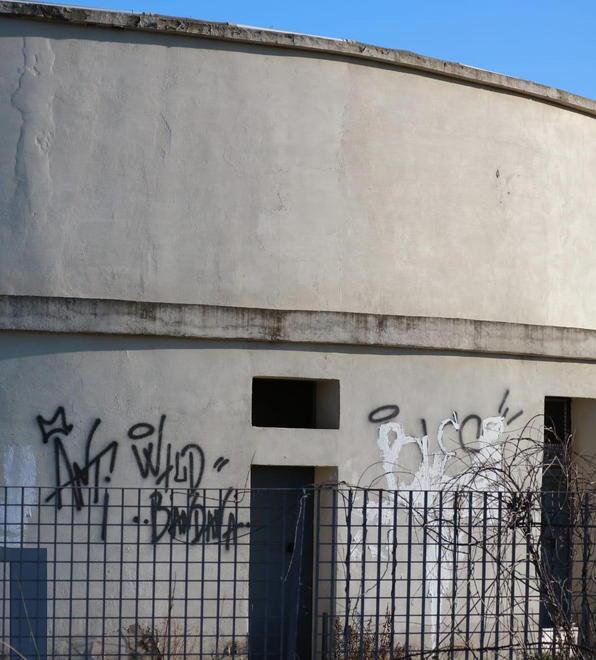 Blitz vandalico all’anfiteatro tornano le scritte sui muri 