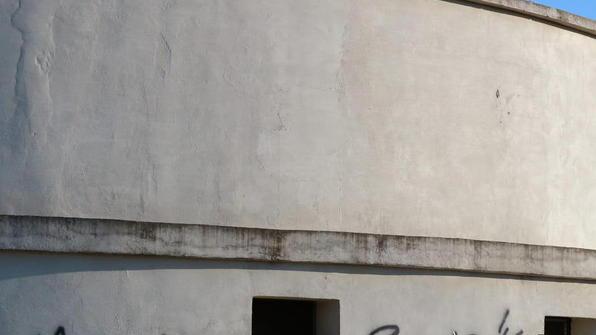 Blitz vandalico all’anfiteatro tornano le scritte sui muri